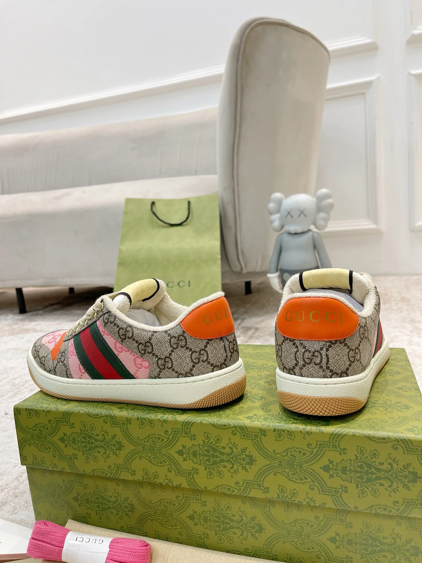 Ex-factory price: 540💰 GUCCI Gucci's newly upgraded back cover lining, top-notch old dirty shoes, classic casual sports shoes for couples, retro sneakers and old G family dirty shoes, updated at the counter simultaneously! ①The shoe upper has the same water-based edge coating process as the original version⚠️The ordinary oil edges on the market have a strong glue feel and are easy to fall off! Grade A first-layer nubuck leather (with pores)/matching computer embroidered double G cloth, high-density terry velvet lining. ② A PVC transparent small round mark sealing line is added to the details of the midsole. The mold is opened six times and the jewelry craftsmanship is used to customize the two-color double G buckle, striving to be the same as the original version. A pair of buttons is more than three times more expensive than ordinary buckles on the market. ③An old two-color washable label, the chip is placed on the outer waist of the right foot, the entire shoe is completely hollowed out with rubber technology, TUP material (rubber to distinguish the market) with the latest green packaging from the counter, 3D printed handbag, and a pair of shoelaces. There is no pressure when entering and exiting the counter. You can buy a 1:1 accurate replica of the original version and modify and upgrade it repeatedly. The details are perfectly restored, the materials are all customized, and they are truly top-notch. Please look at the details clearly to identify the quality. Upper: First-layer frosted cowhide/embroidered double G cloth. Lining: original high-density velvet lining. Foot pads: original pearlescent sheepskin. Outsole: private molded vacuum TPU material. Packaging: original top-grade full set packaging at the counter. Shoe size: women's size 35-40, men's size 39-44 (men's size 38, 45🉑️customized, non-returnable)